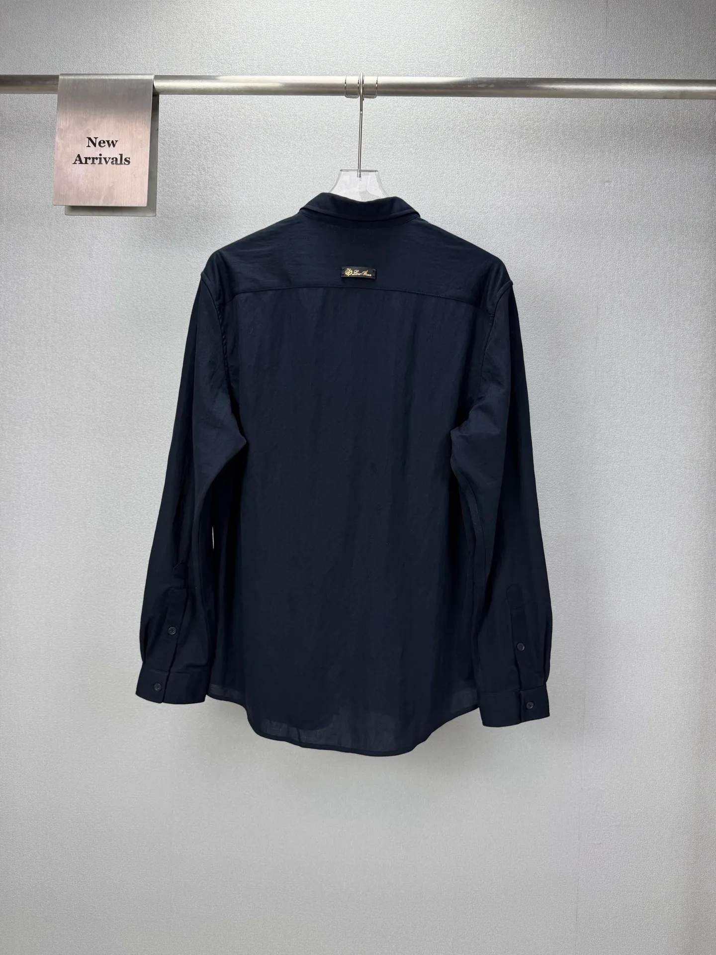 Loro Piana 2026 New Arrival Solid Color Linen Couple Style Lapel Shirt High Version High Version The fabric is made of linen, cotton, nylon composite materials, the whole body is solid color, simple and loose fit, and the leather letter logo embroidery design on the back neck is fashionable and personalized. Super Versatile and good-looking shirt. Very suitable for both men and women. A must-have for everyone. Packaging Tag Collar Label Washed Wheat Complete 👍 Colors: Navy Blue, Gray, Khaki, White Sizes:M-4XL
